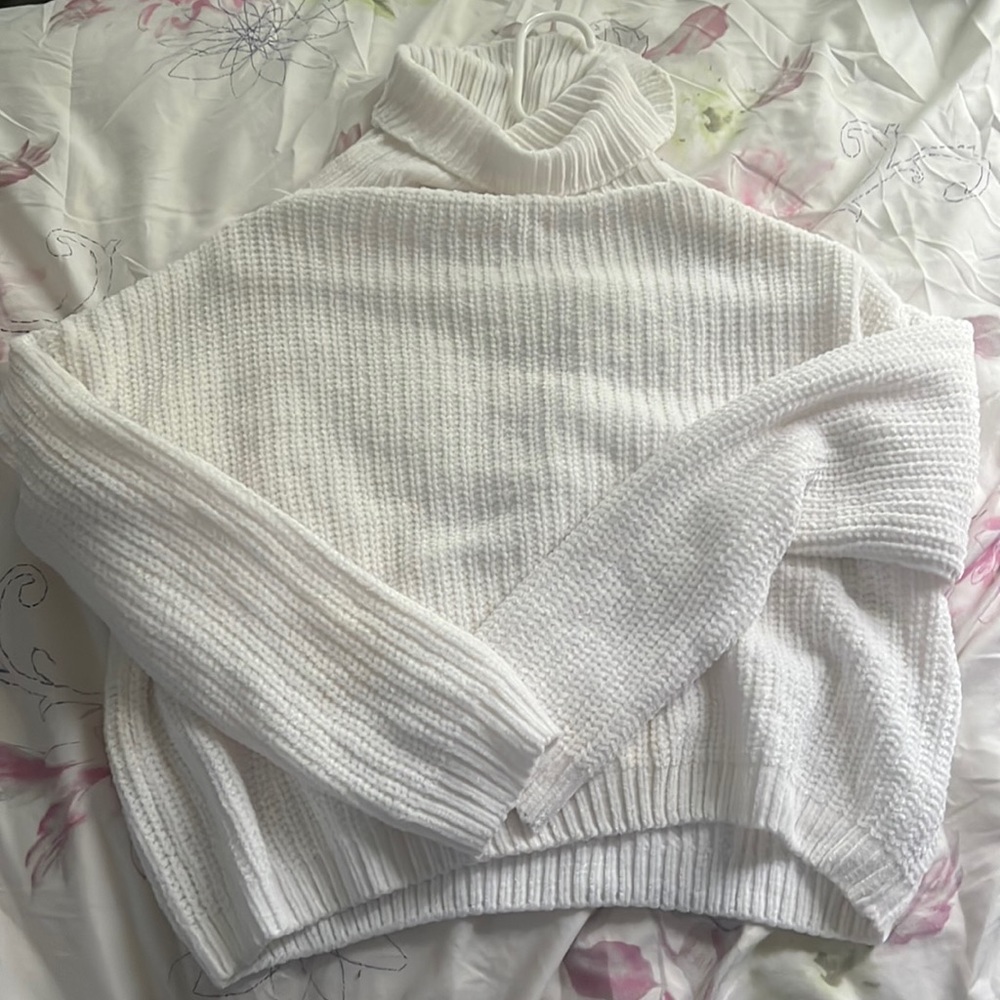 Super soft turtleneck, white sweater small
